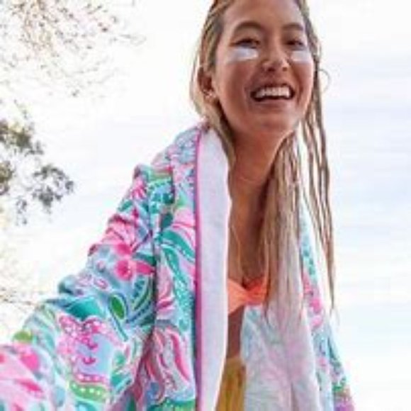 Lilly Pulitzer Lounge Towel  40" x 72" - Picture 2 of 3